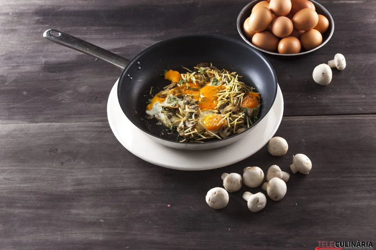 Ovos rotos com cogumelos