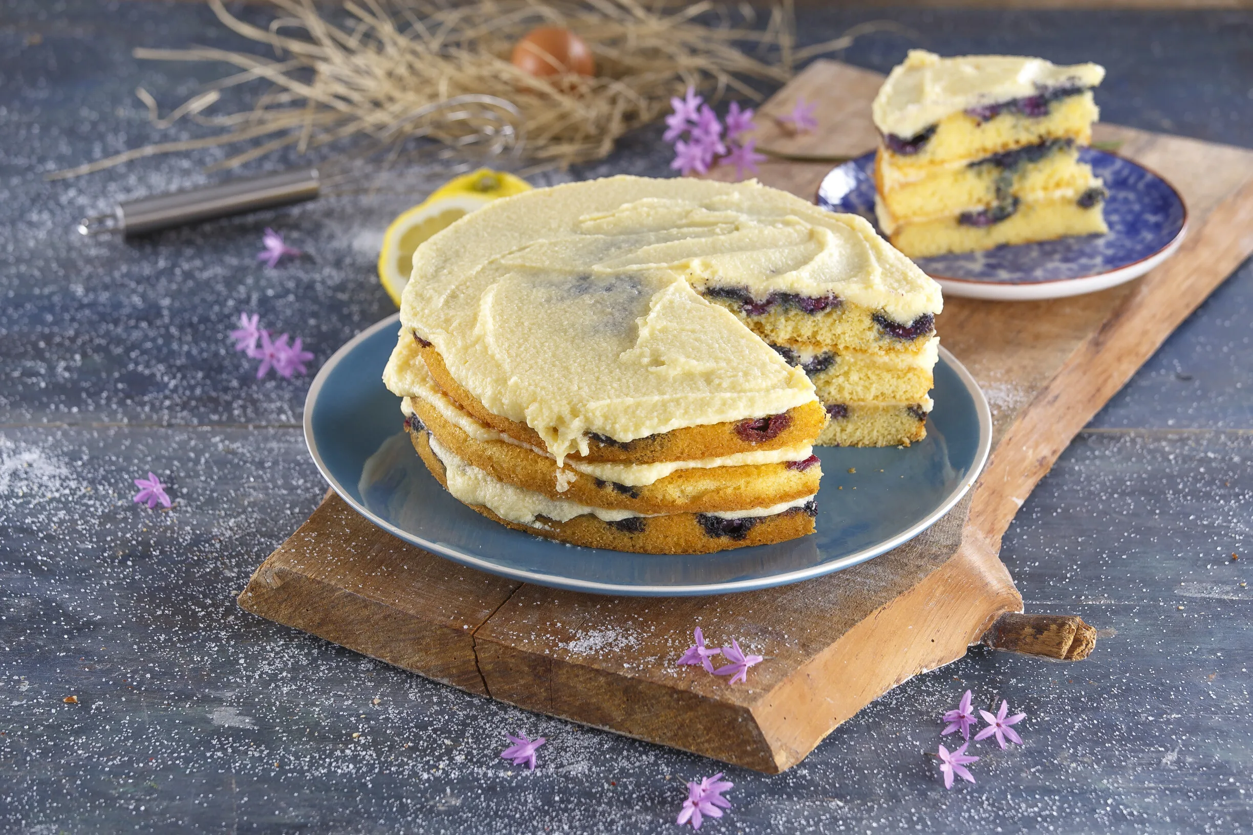 Bolo de limão e mirtilos