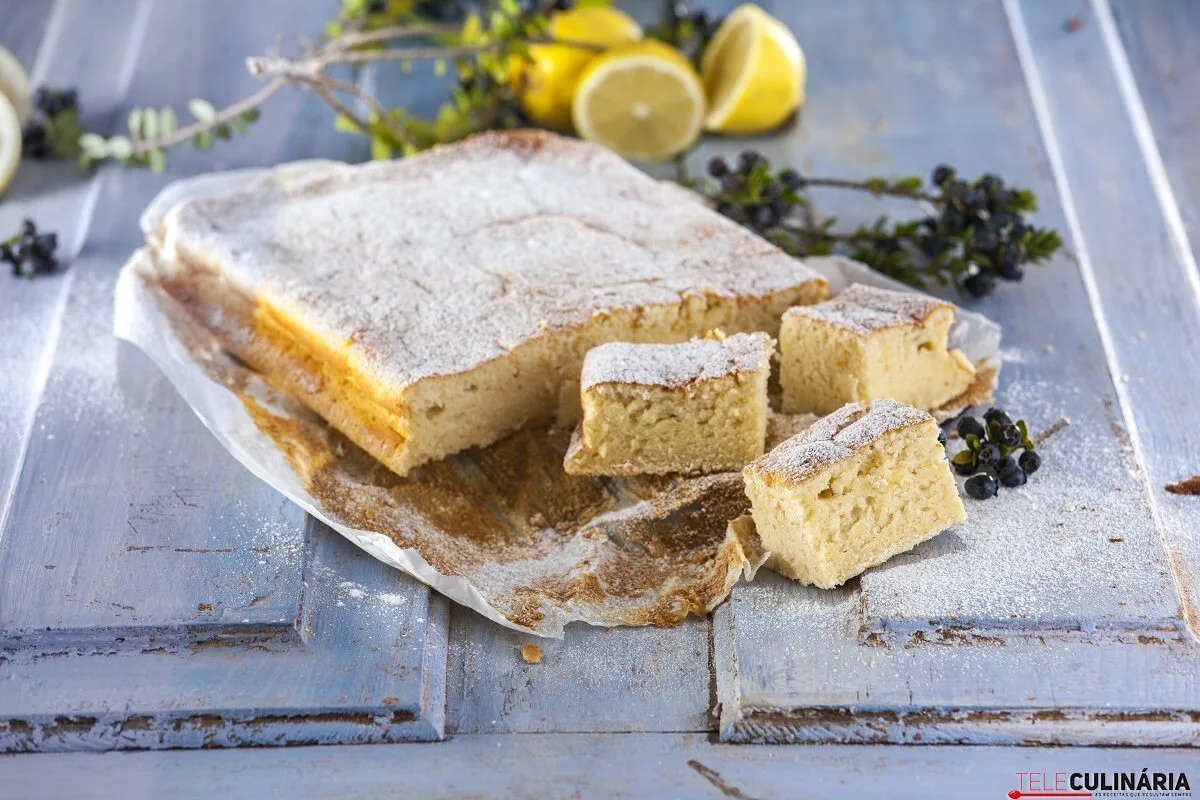 Bolo de limão no tabuleiro