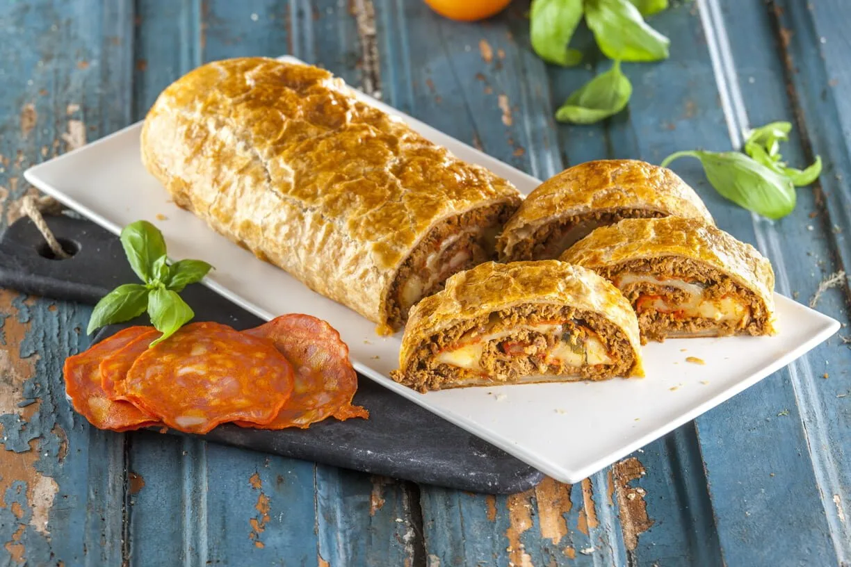 Rolo de carne escondido em massa folhada