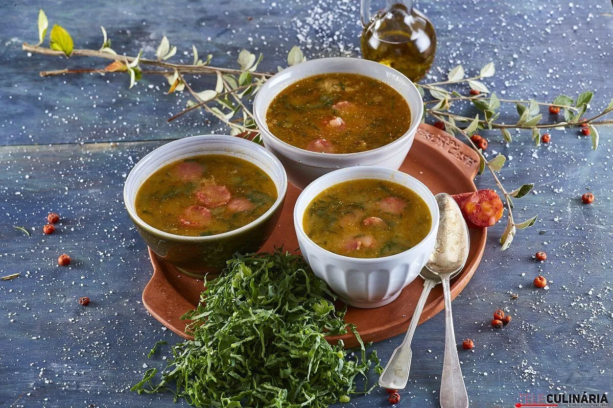 Sopa rústica de couve