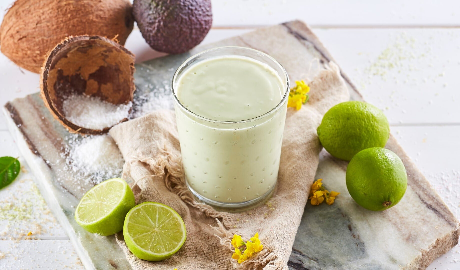 Batido de abacate, coco e lima