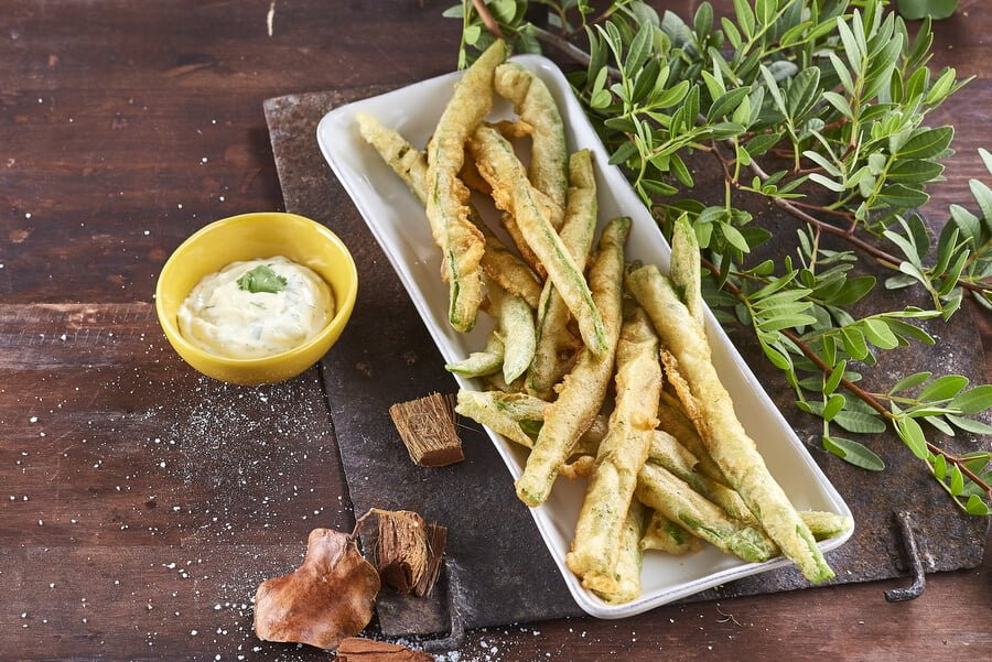 Peixinhos da horta com maionese de coentros