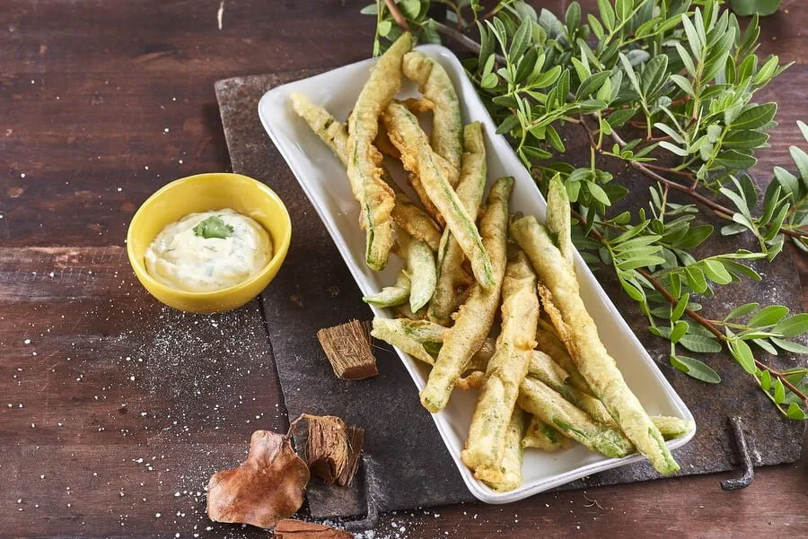 Peixinhos da horta com maionese de coentros