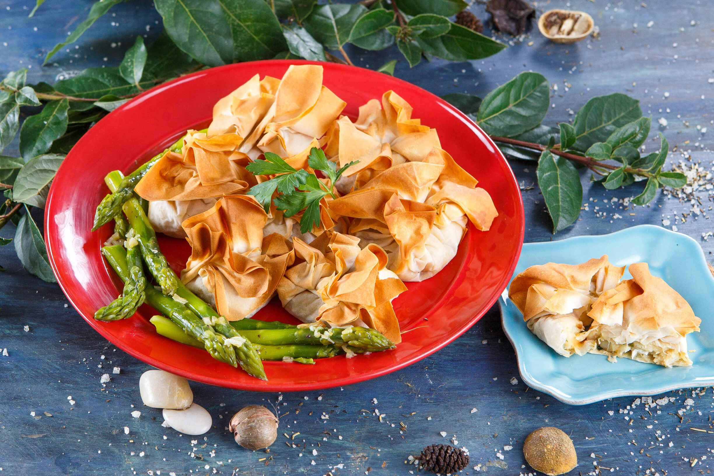 Trouxas de bacalhau com aipo e espargos salteados