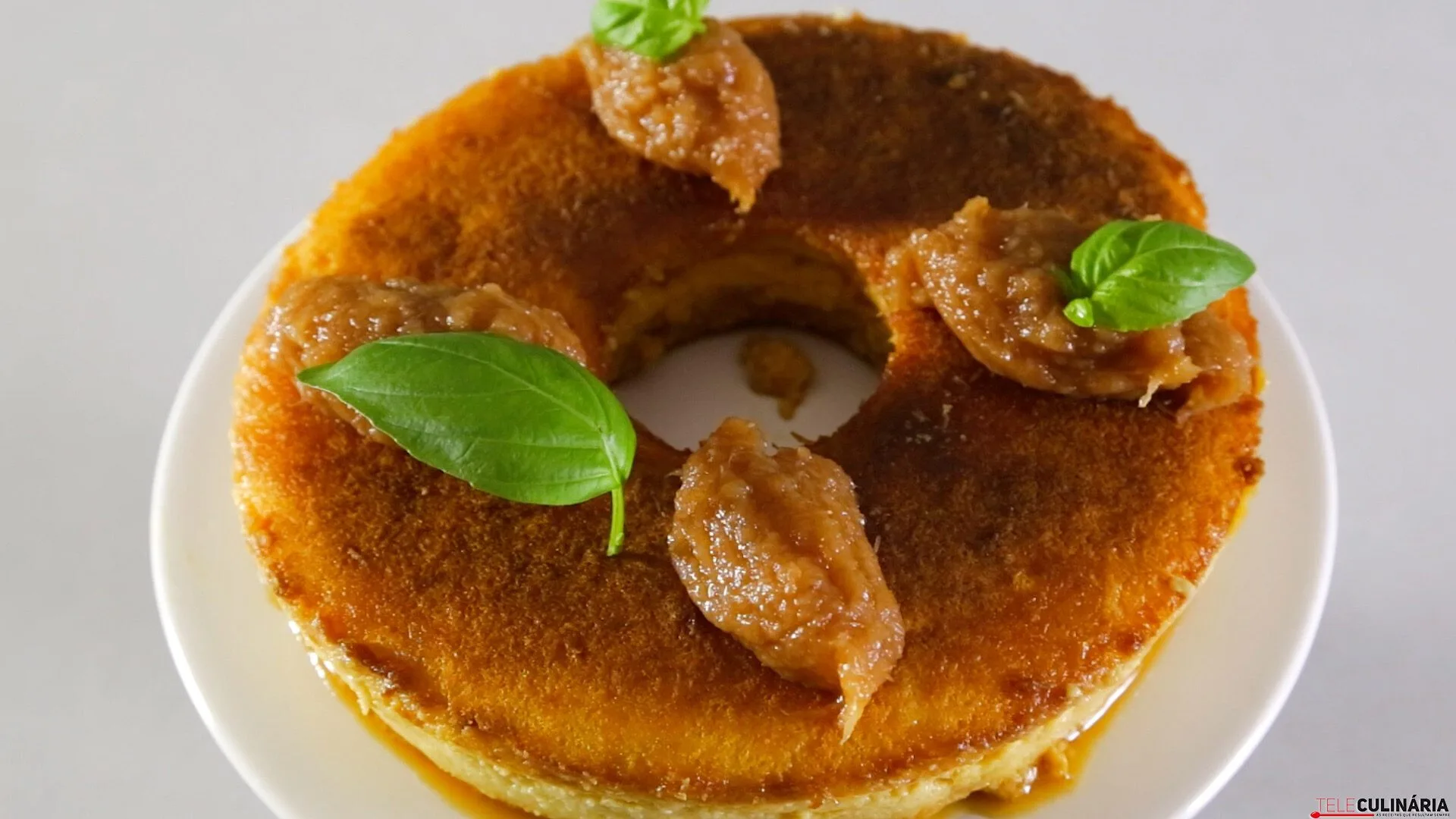 Pudim de coco com doce de ananás