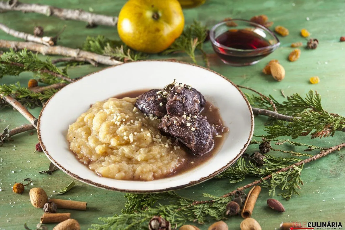 Bochechas de porco com puré de maçã reineta