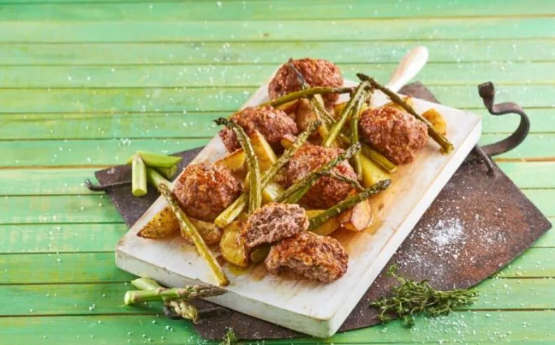 Picadinho de forno com batatas e espargos