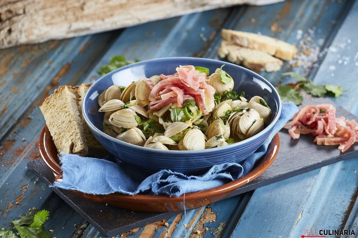 Amêijoas com natas e presunto