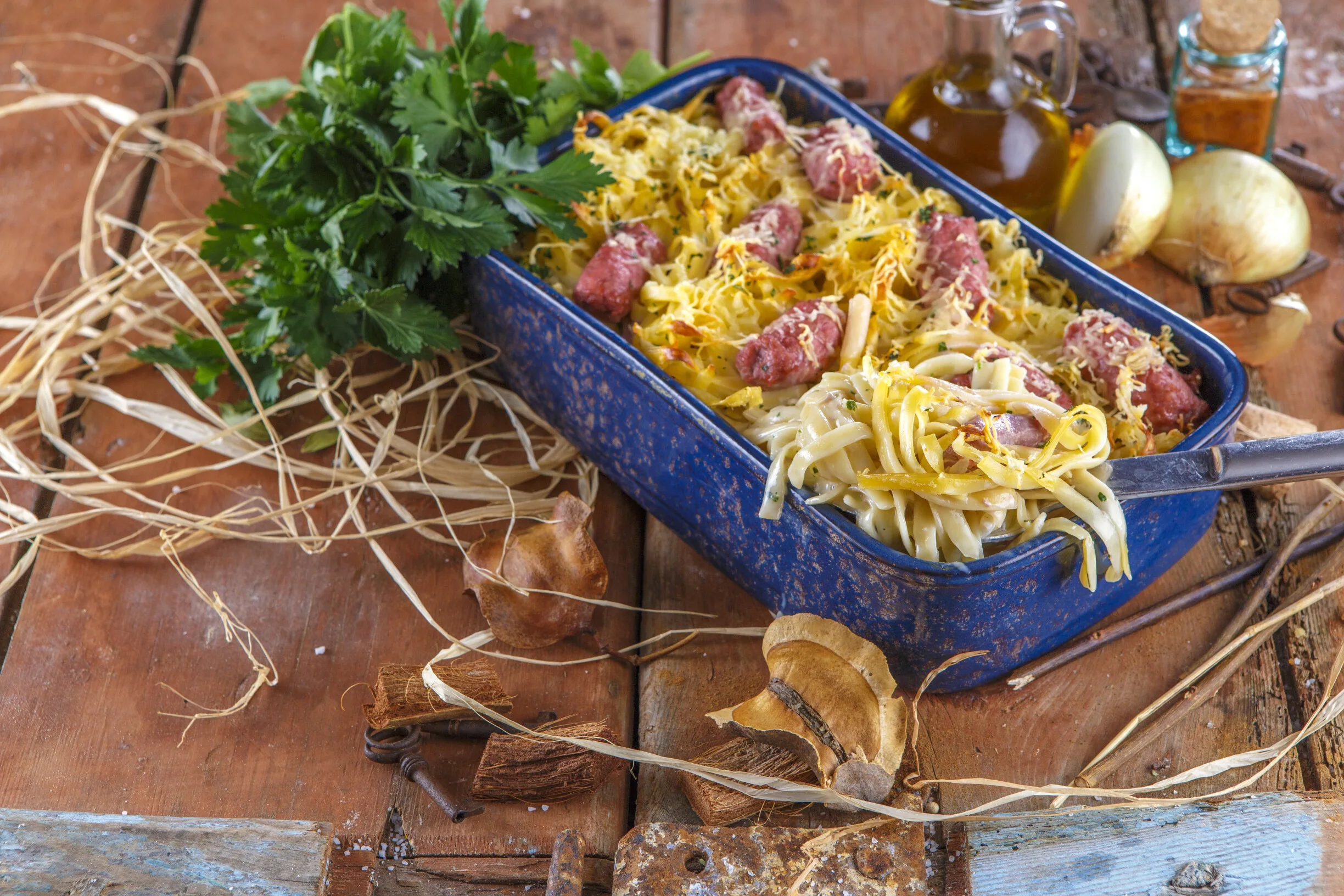 Tabuleiro de massa com salsichas frescas