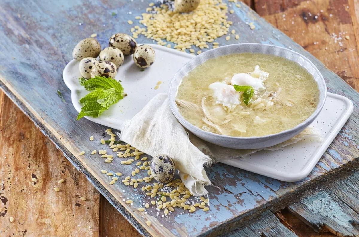 Canja de galinha com ovos de codorniz