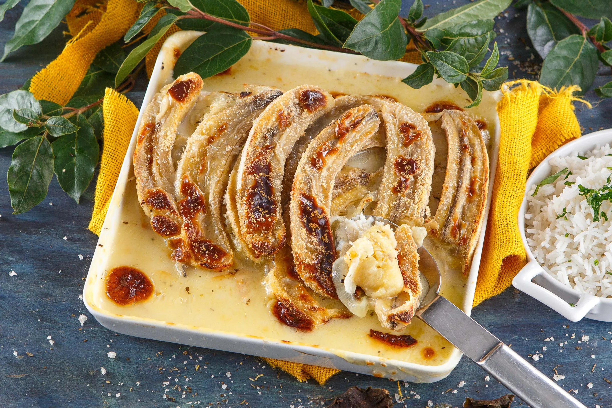 Filetes de peixe com banana no forno