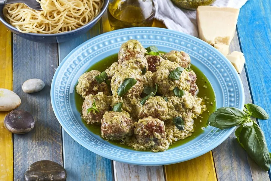 Almôndegas com pesto