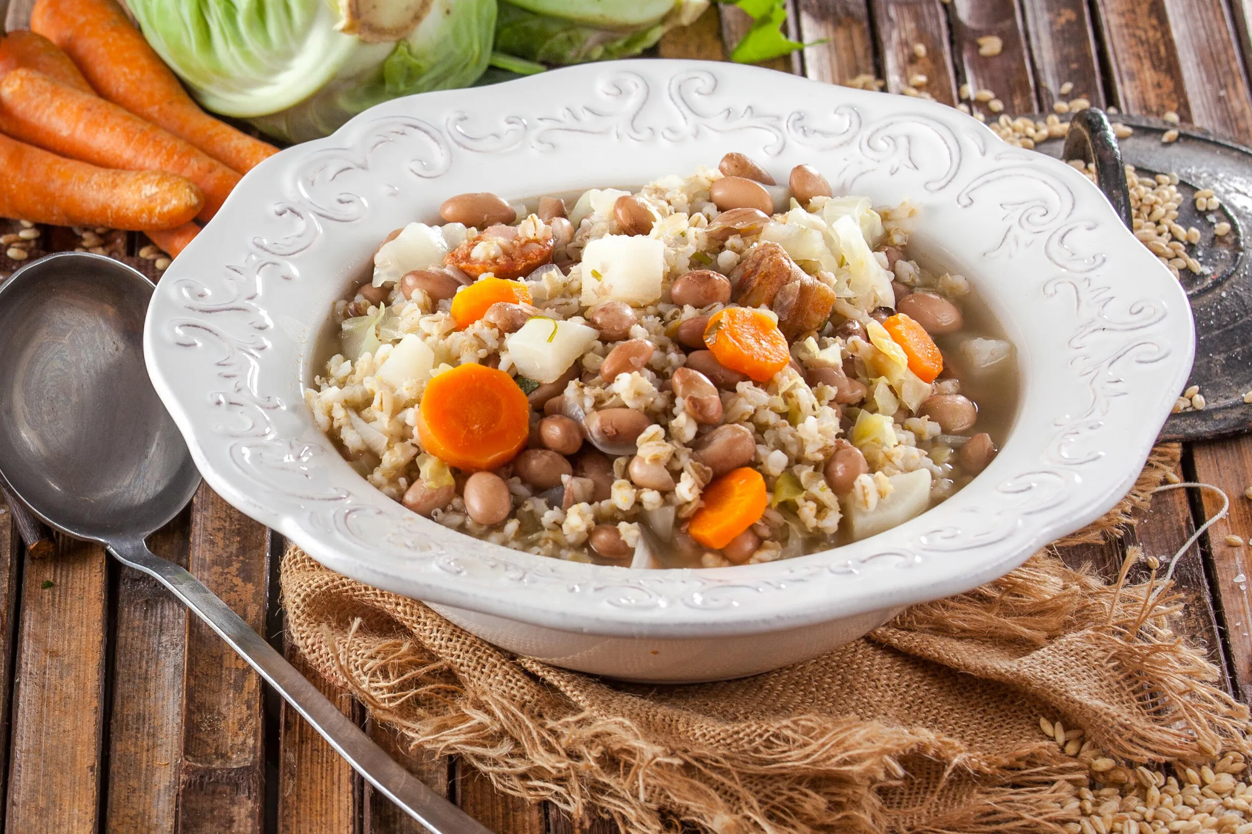 Sopa tradicional de feijão e cevada