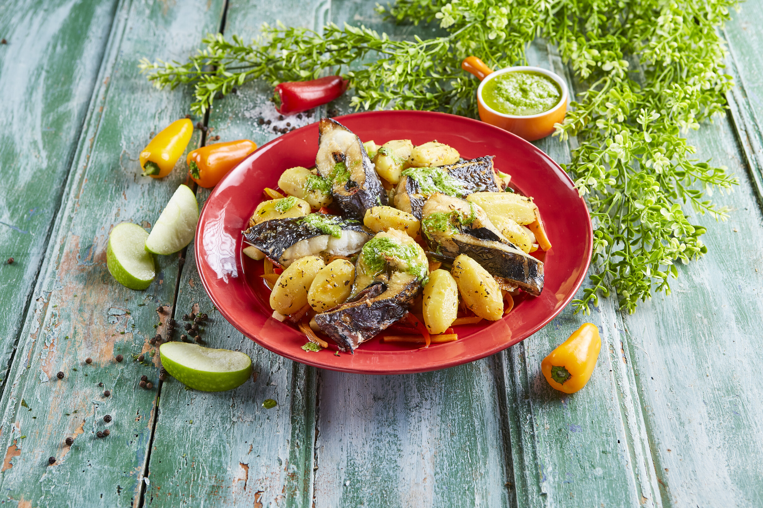 Peixe espada com maçã e molho