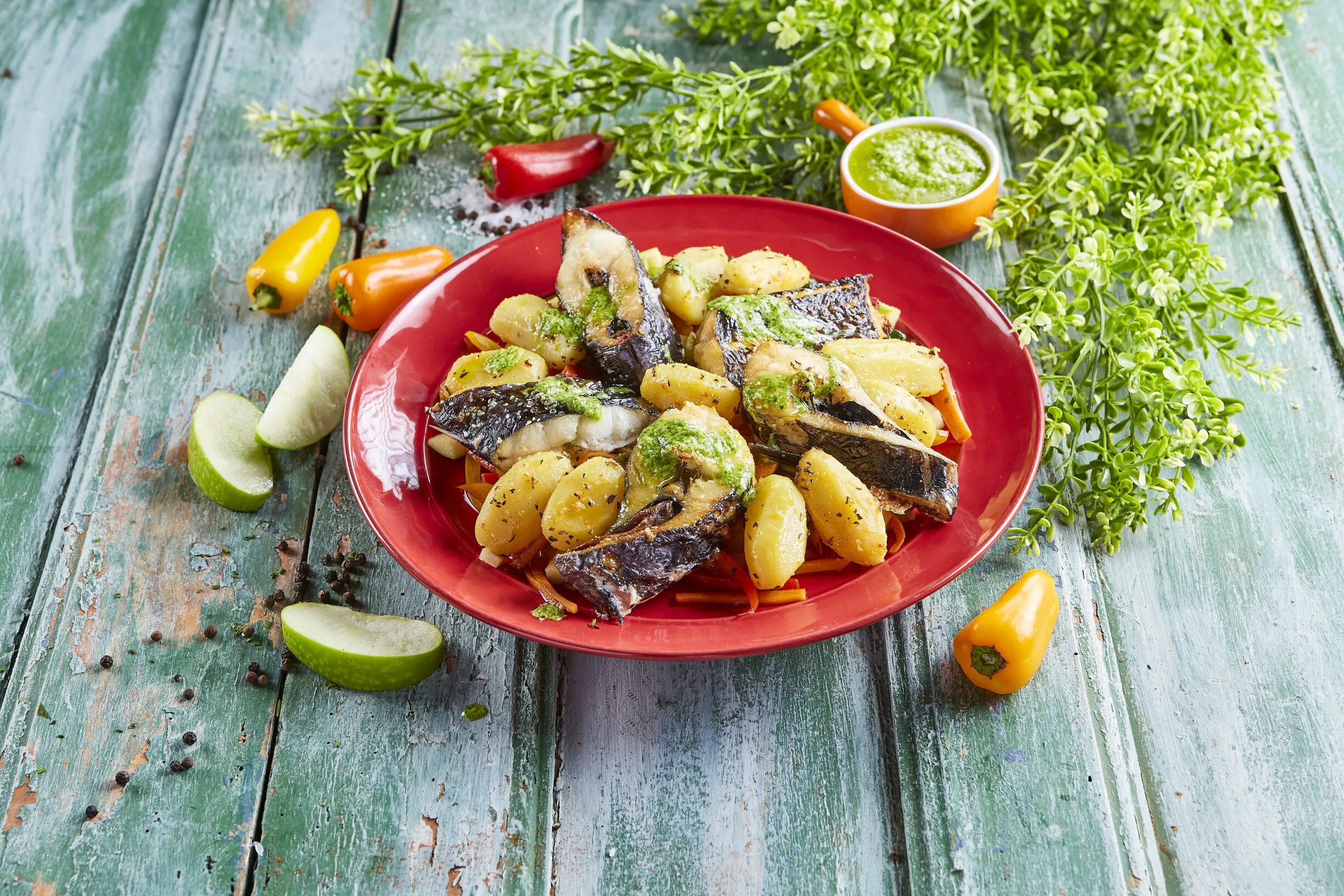 Peixe espada com maçã e molho