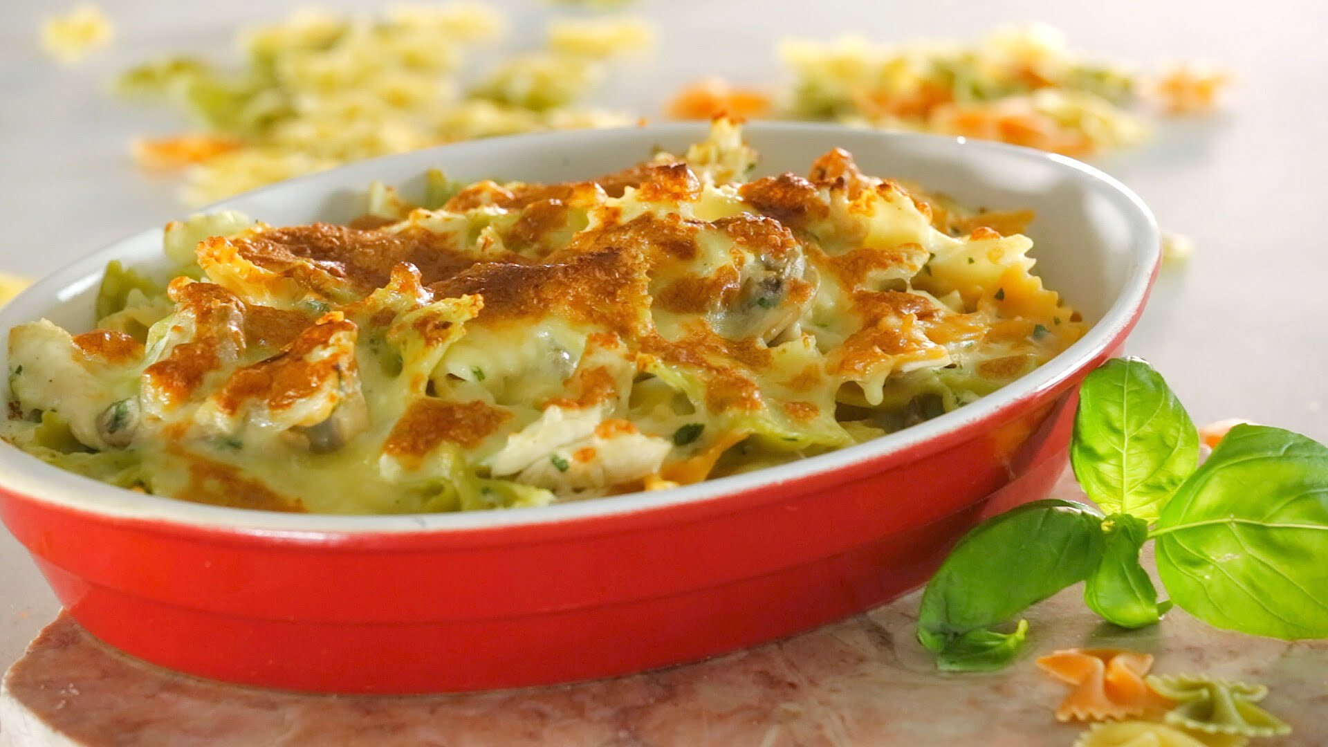 Tabuleiro de lacinhos com frango desfiado