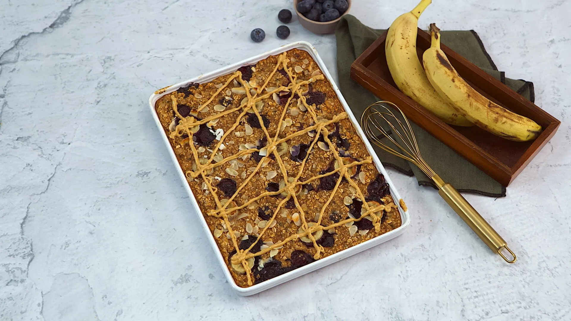 Quadrados de banana e mirtilos