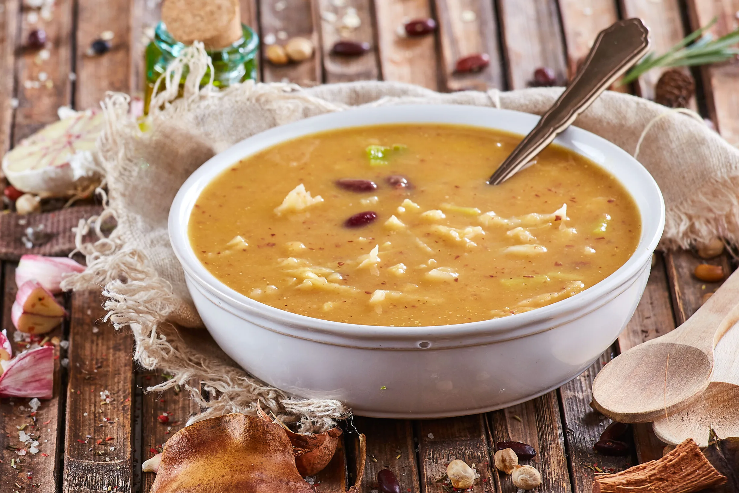 Sopa tradicional de feijão encarnado