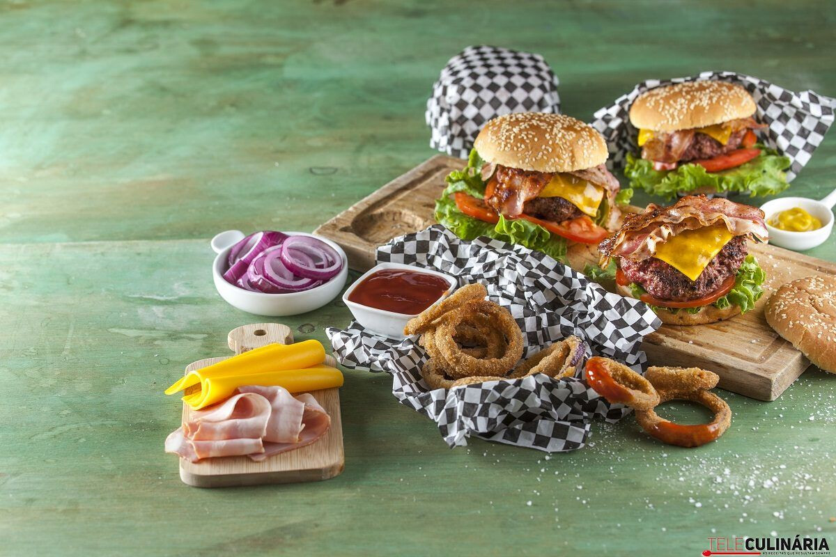 Hambúrguer New York com aros de cebola