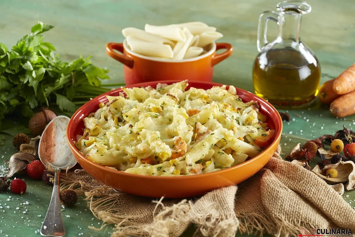 Travessa de massa e legumes