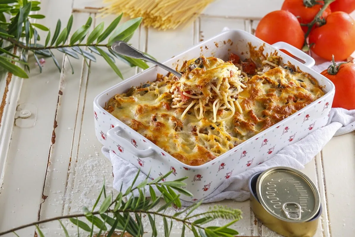Esparguete gratinado com atum