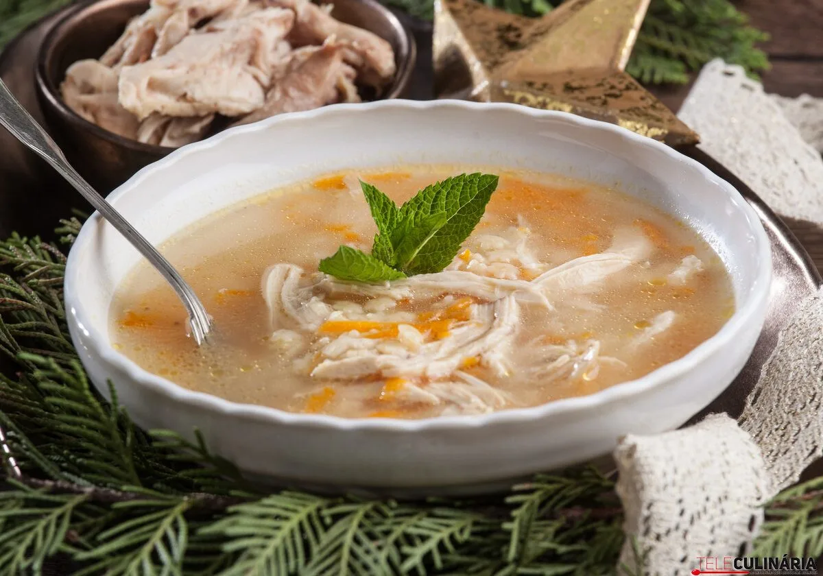 Canja de galinha com massa estrelinhas