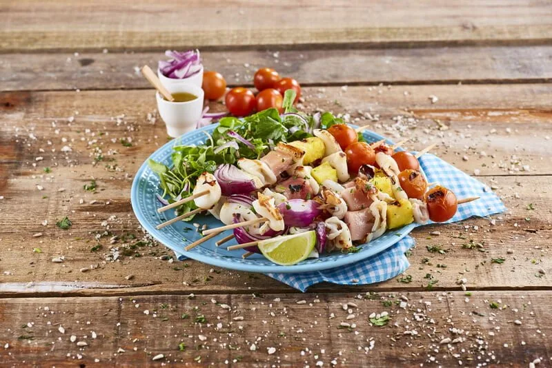 Espetadas de lulas com bacon e abacaxi