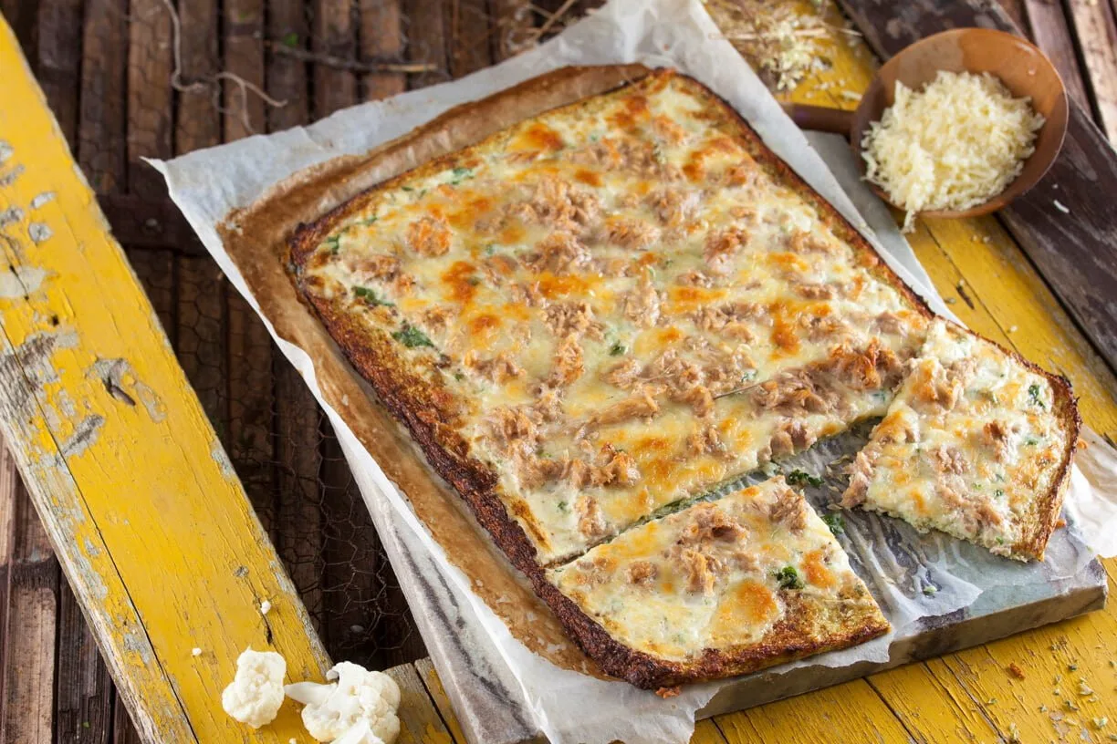 Pizza de couve-flor com natas e atum