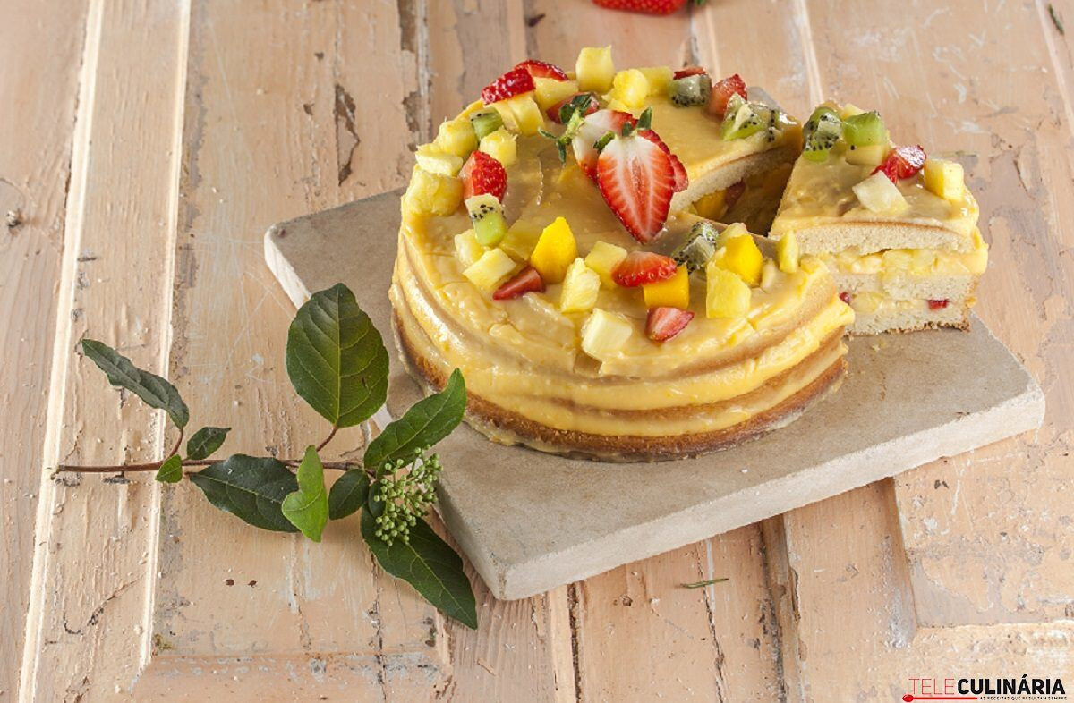 Bolo recheado com creme de pasteleiro e fruta