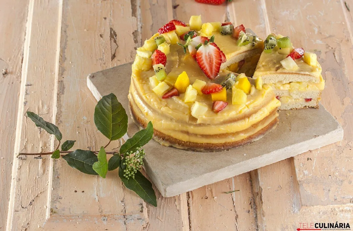 Bolo recheado com creme de pasteleiro e fruta