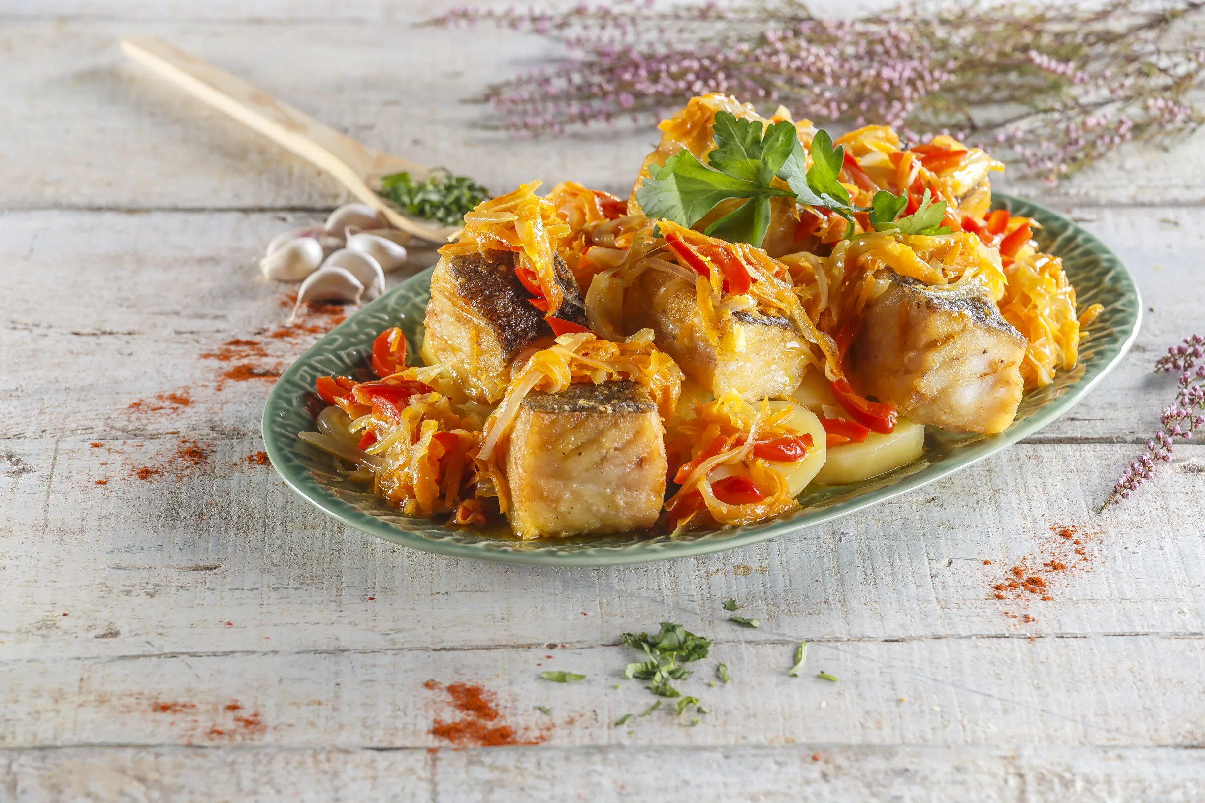 Lombo de bacalhau frito com cebolada