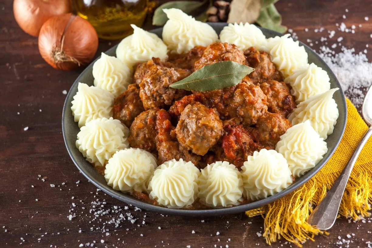 Almôndegas tradicionais com puré de batata