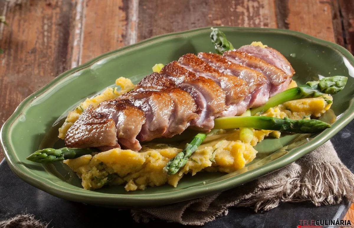 Peito de pato com batata-doce e espargos