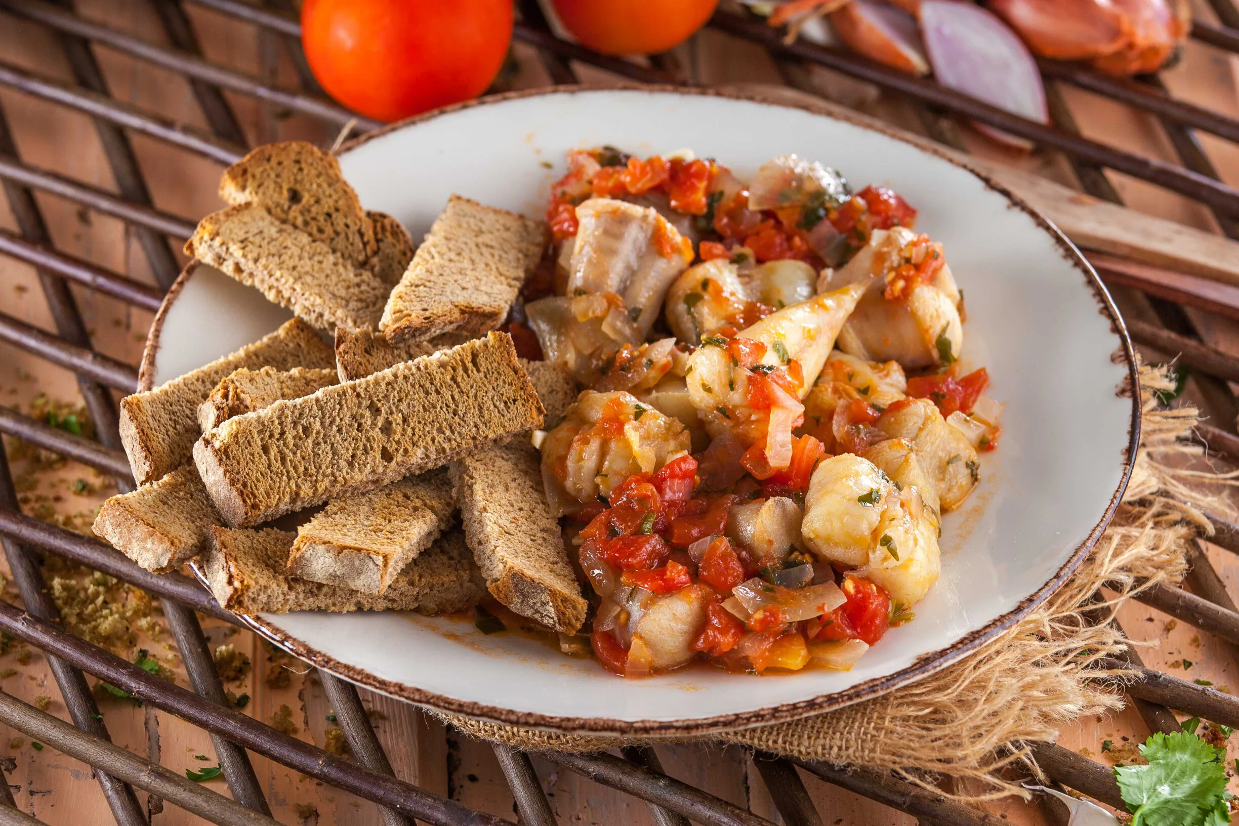 Tamboril estufado com pão torrado