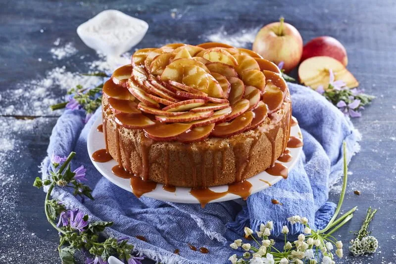 Bolo de maçã com cobertura de caramelo