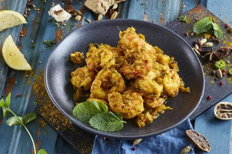 Camarões com gengibre e hortelã