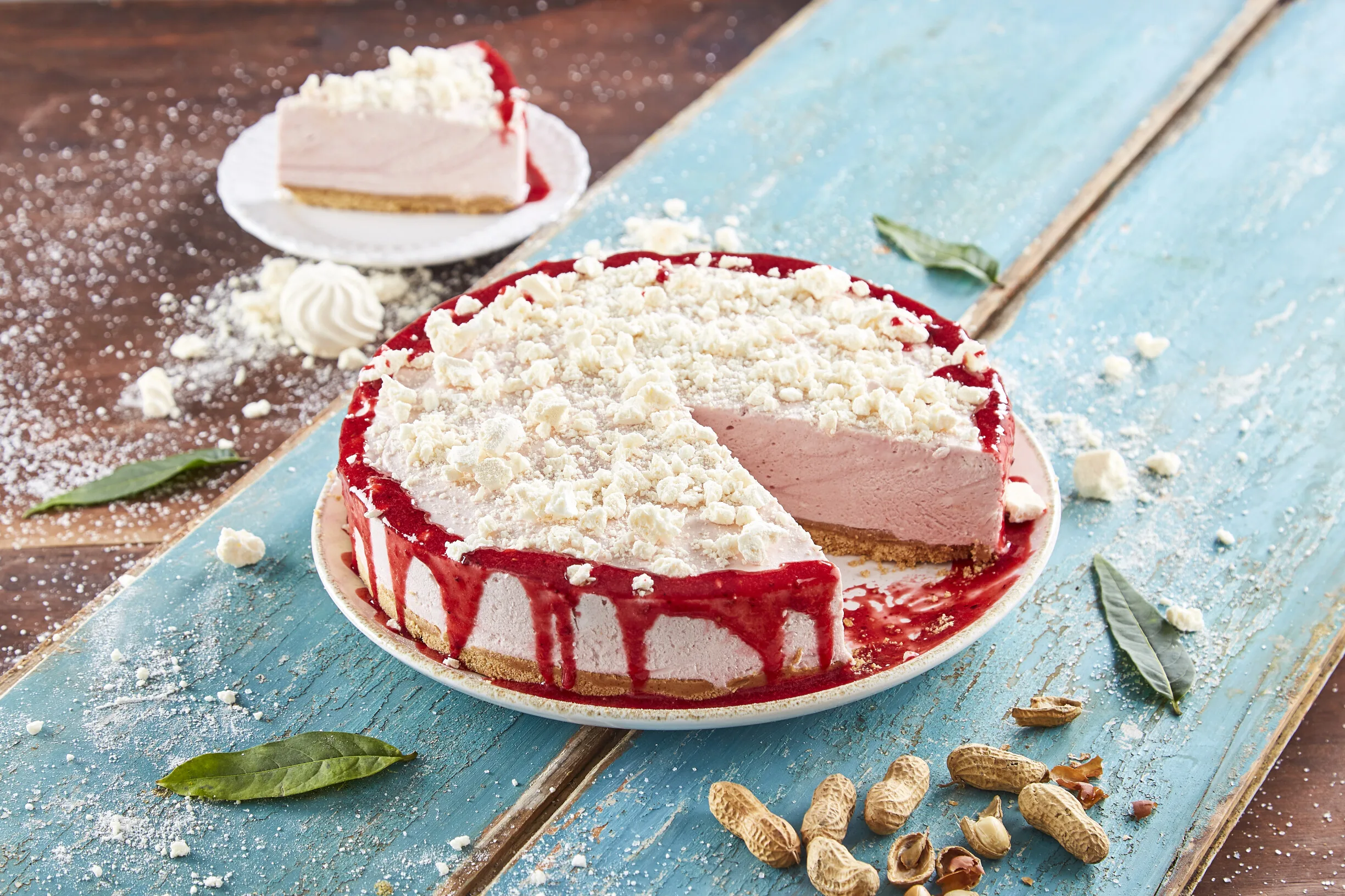 Semifrio de morango, manteiga de amendoim e suspiros