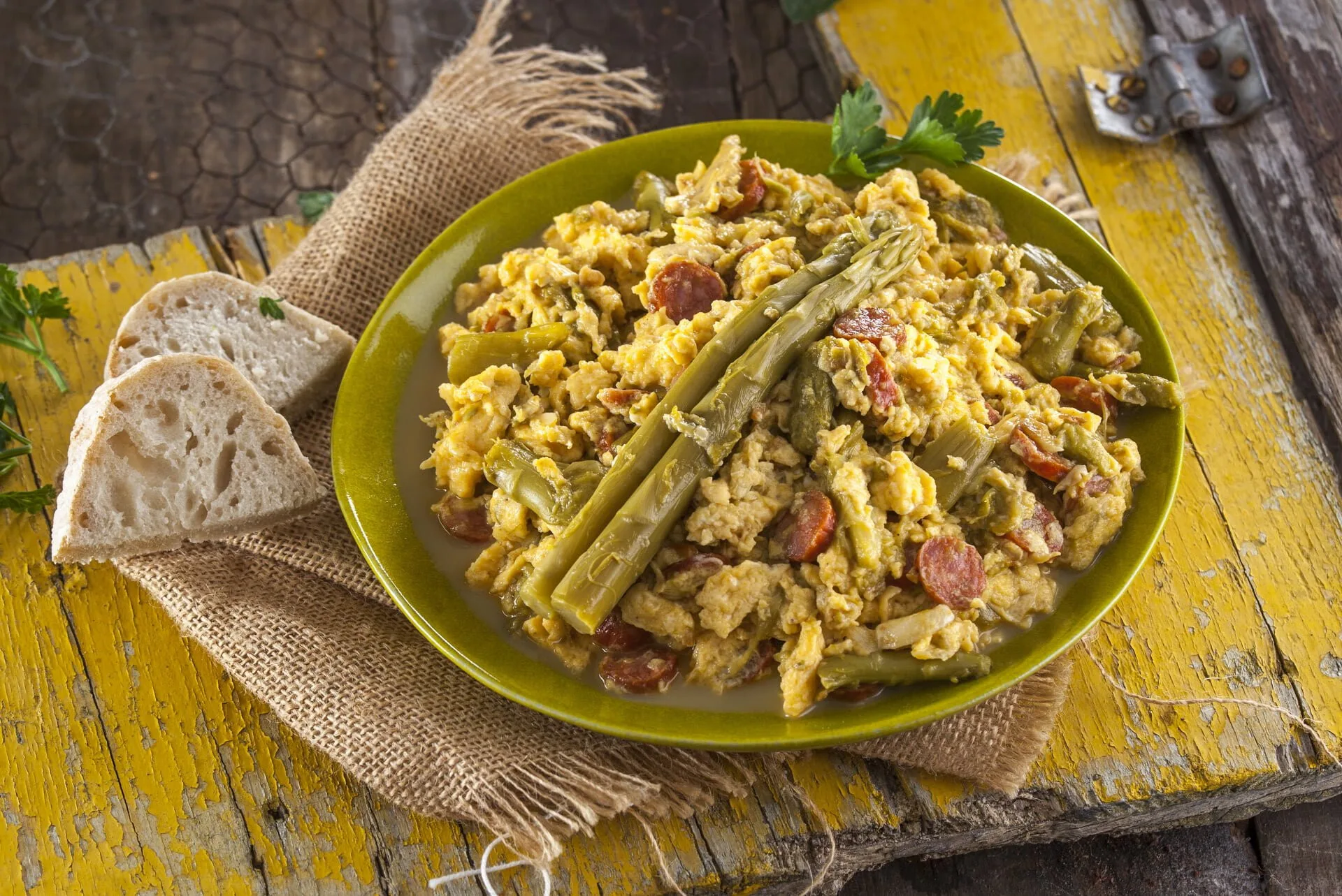 Ovos mexidos com espargos