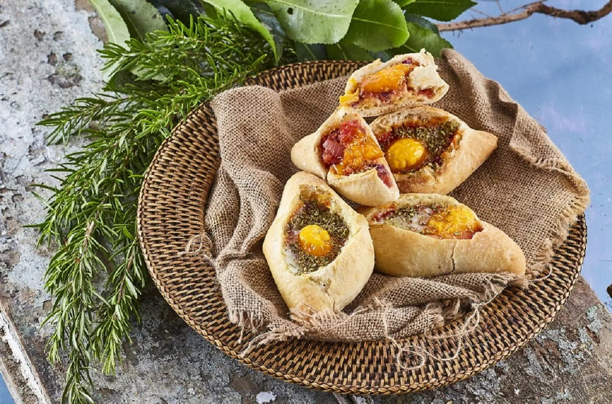 Pãezinhos recheados com ovo e bacon