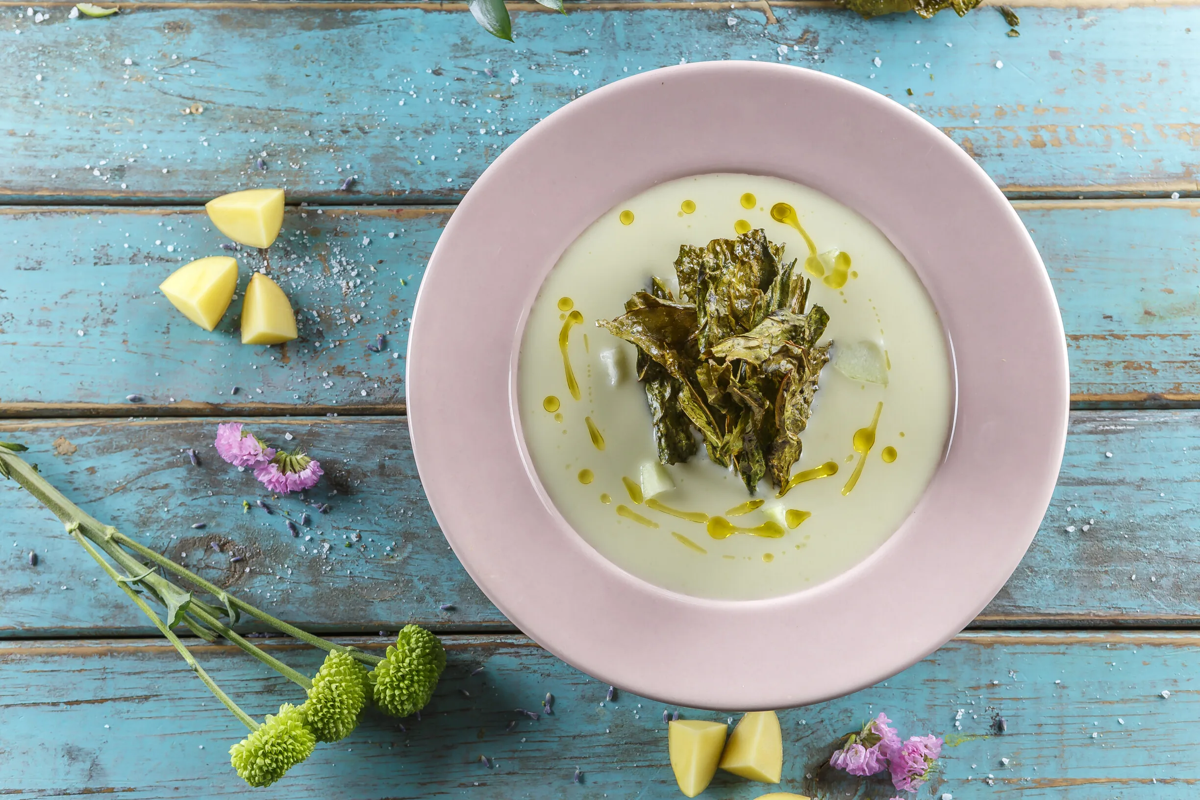 Creme de chuchu com couve crocante