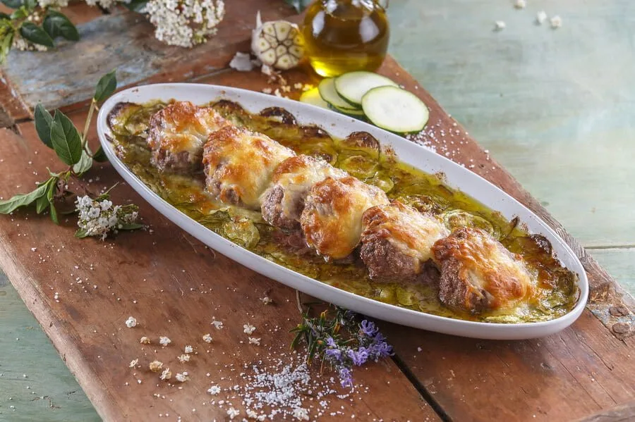 Hambúrgueres gratinados com chips de curgete