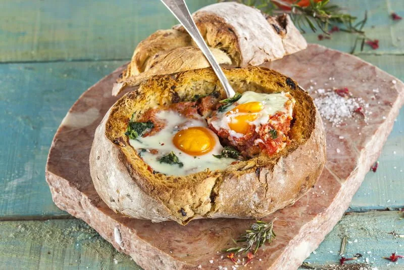 Ovos escalfados no pão