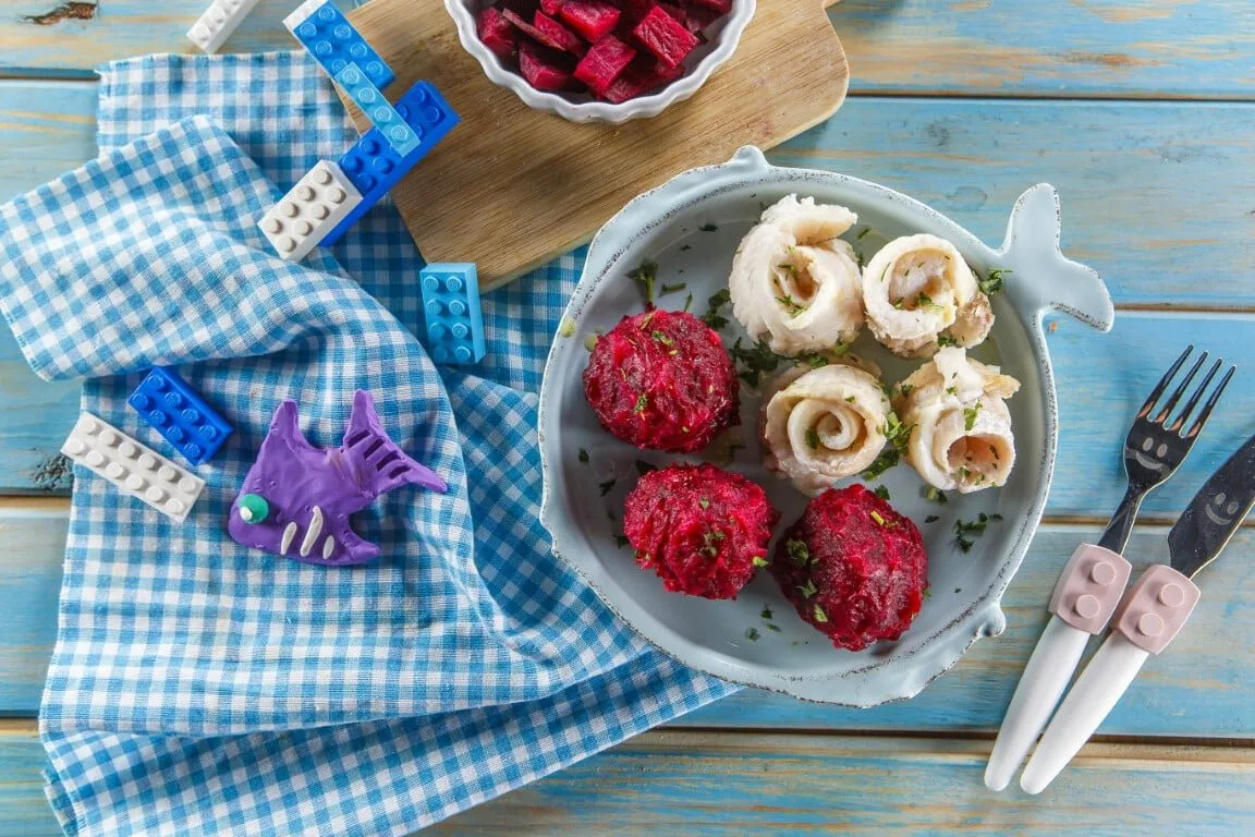 Rolinhos de peixe com puré de beterraba (bebé a partir dos 12 meses)