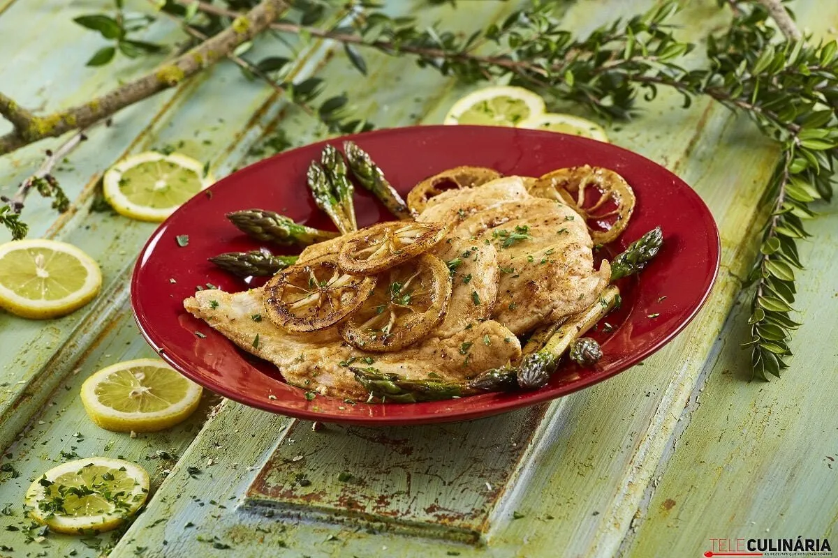 Frango com limão e espargos
