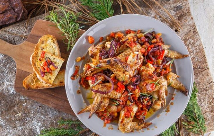 Asas de frango agridoces com cebola roxa