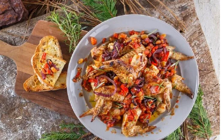 Asas de frango agridoces com cebola roxa