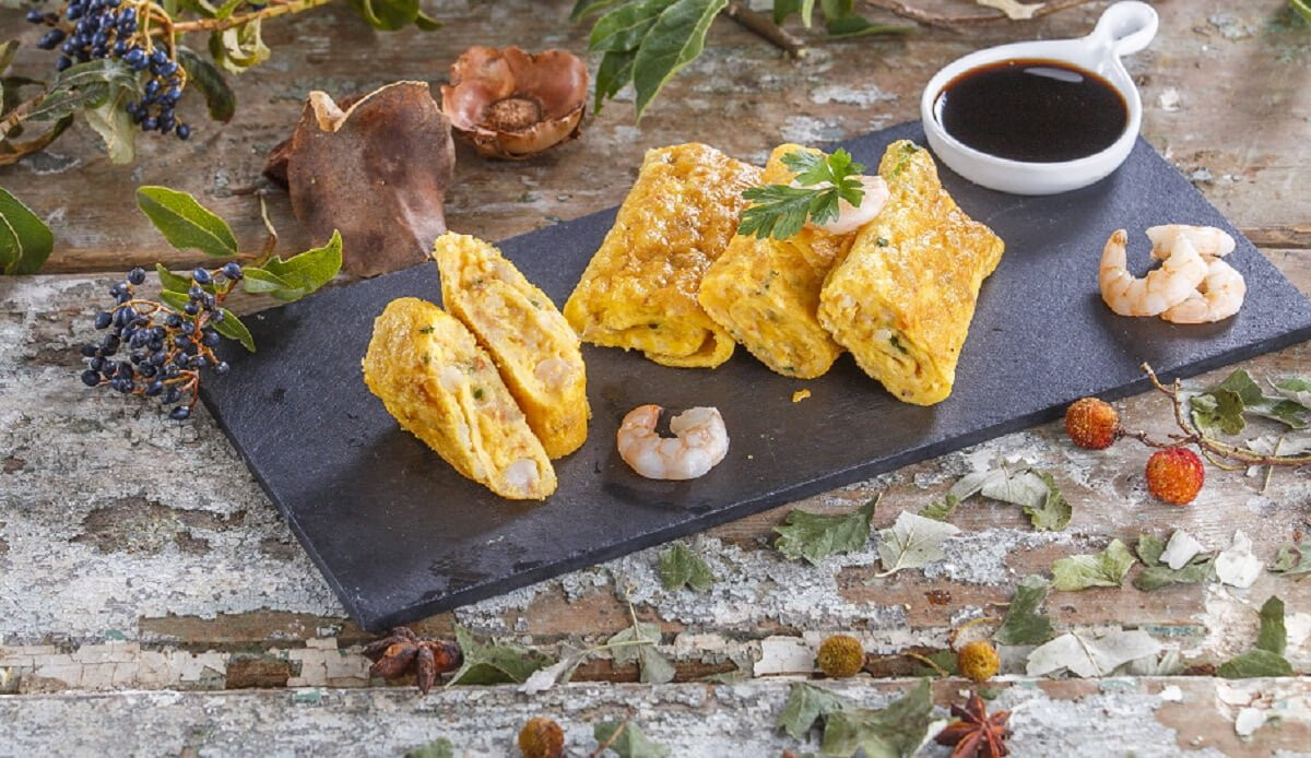 Omelete enrolada com camarão