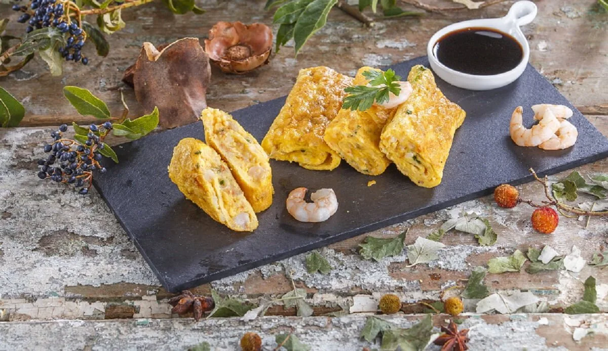 Omelete enrolada com camarão