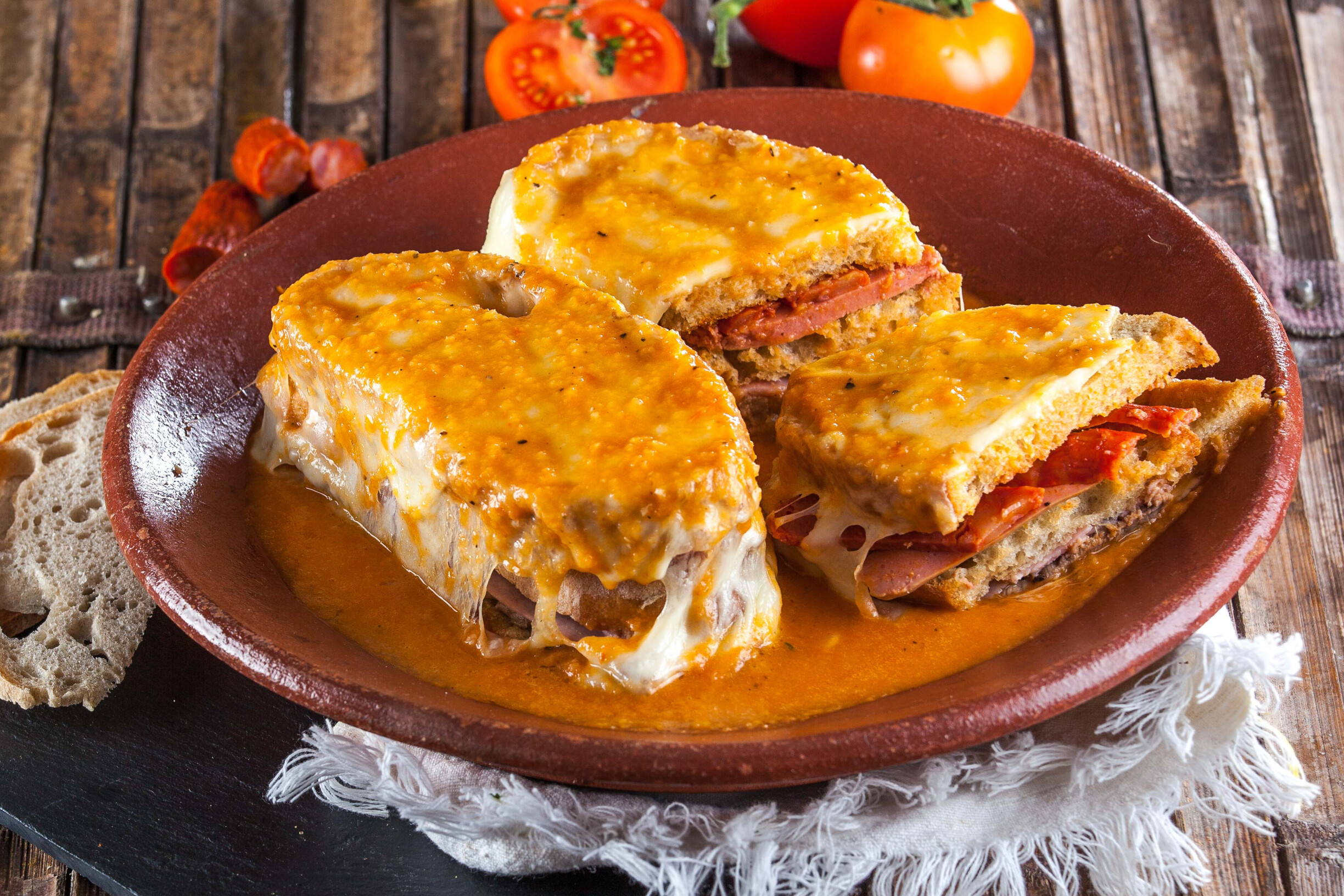 Francesinha em pão saloio – Receita Económica